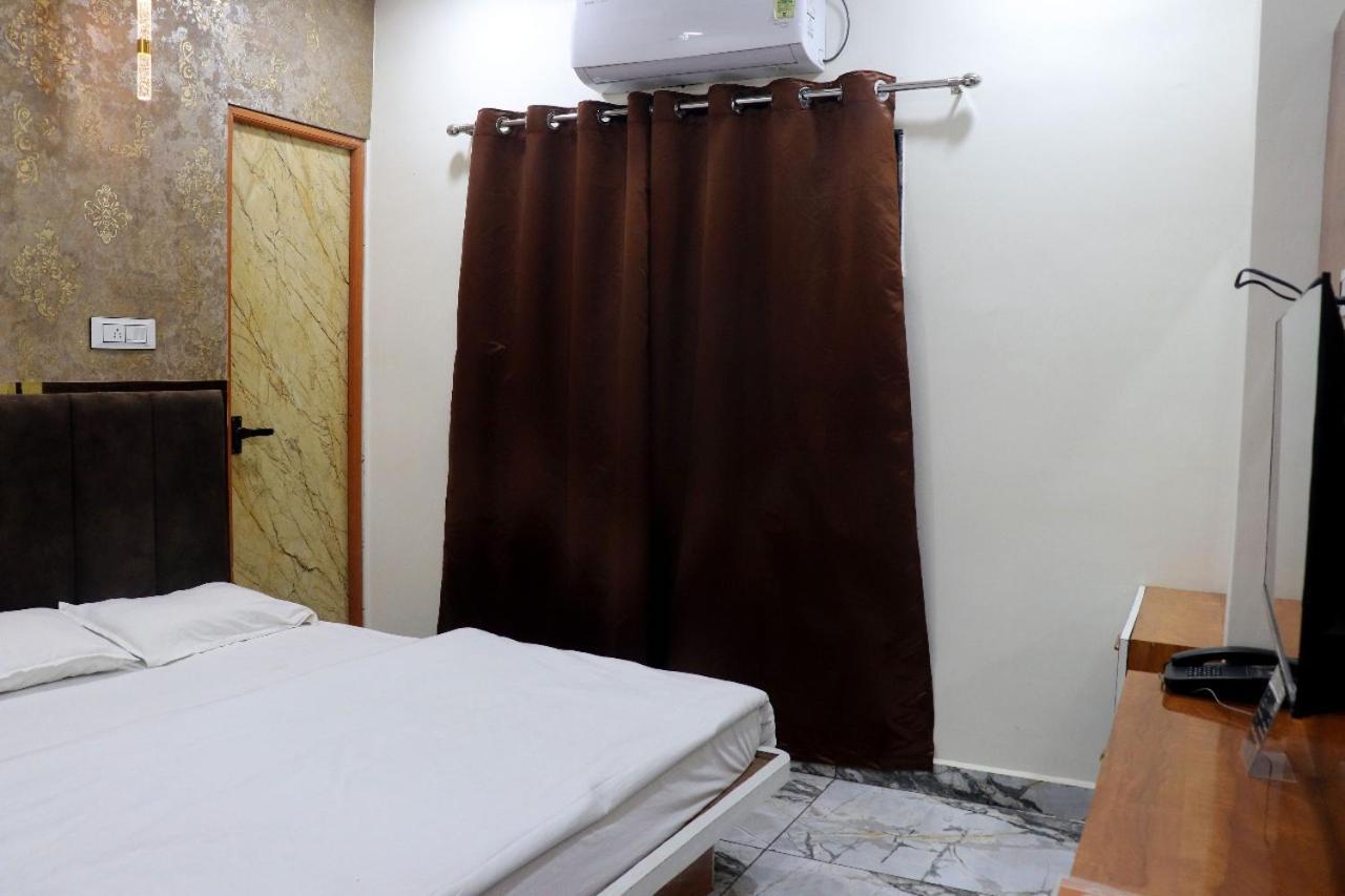 Hotel Malay Inn ウッジャイン エクステリア 写真